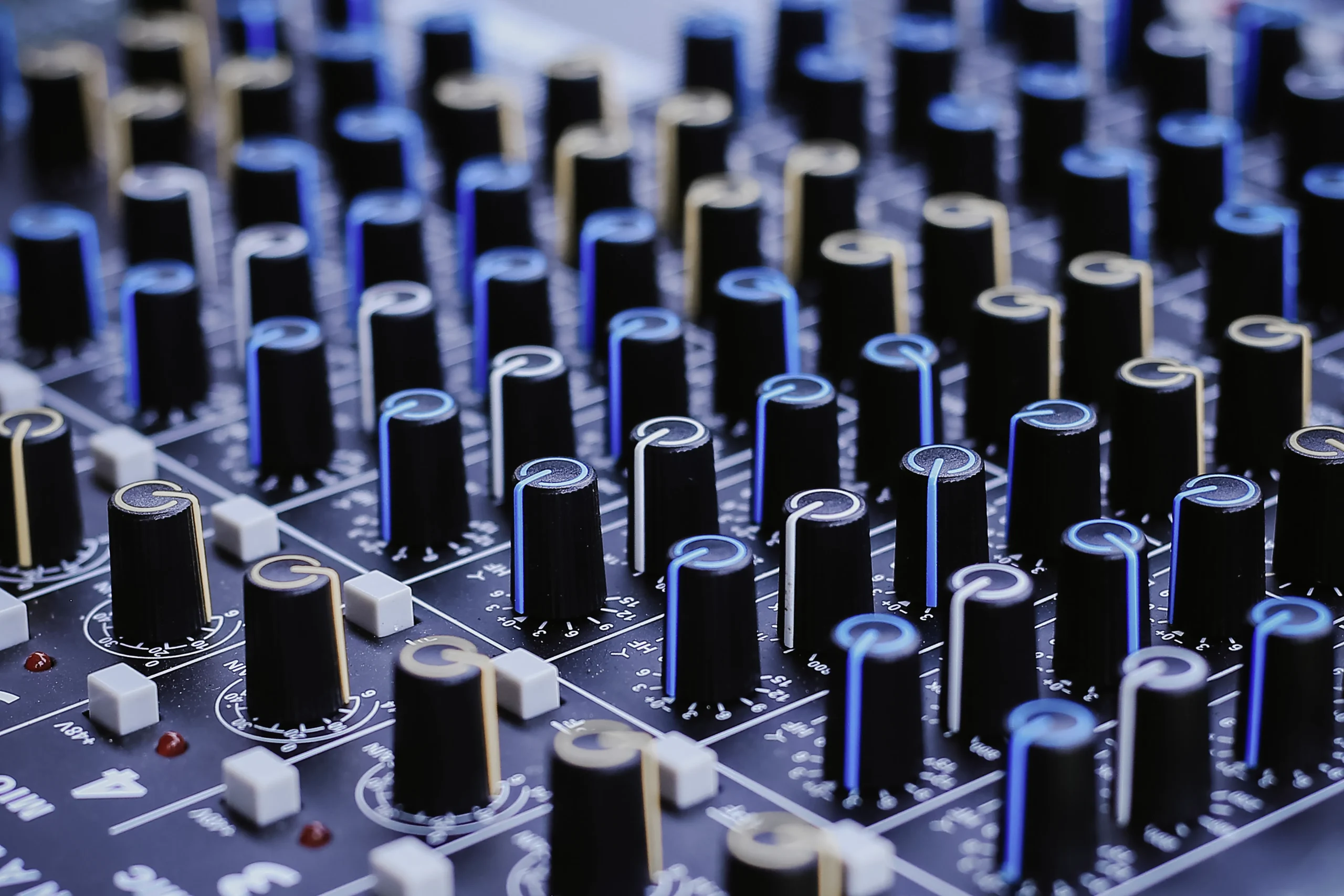 Console de Mixage Audio Professionnelle Gros plan d'une console de mixage audio professionnelle lors d'un concert.