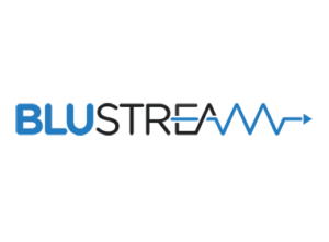 BLUSTREAM Logo Blustream représentant une forme abstraite bleue sur fond blanc avec le texte en noir.