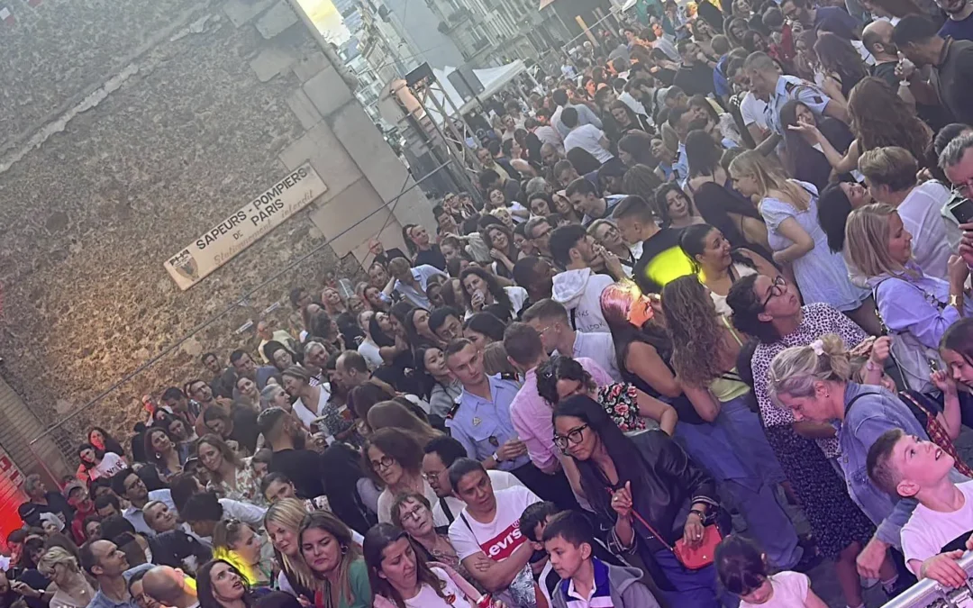 Foule dense au Bal des Pompiers de Paris