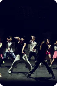 Playlist Lest Dance Performance d'un groupe de danse sur scène